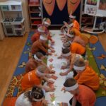 Dzieci podczas układania puzzli