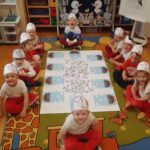 Dzieci podczas zabawy Bocian w Gnieździe