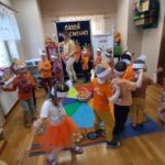 Dzieci podczas zabawy ruchowej