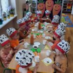 Dzieci podczas zabawy w cukiernika