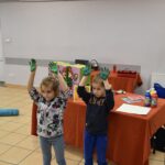 Dzieci-pokazuja-pomalowane-dlonie