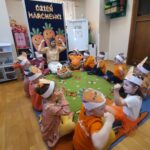 Dzieci poznają znaczenie witaminowe marchwi