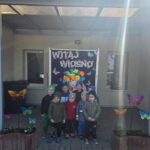 Dzieci-pozuja-przed-budynkiem-przedszkola