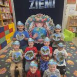 Dzieci-prezentuja-prace-plastyczna-kula-ziemska