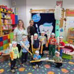 Dzieci-prezentuja-swoje-szczoteczki