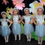 Dzieci przebrane za chmurki