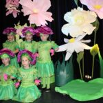 Dzieci przebrane za kwiatki