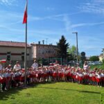 Dzieci przed masztem