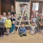 Dzieci przy kąciku wymiany- zdjęcie grupowe