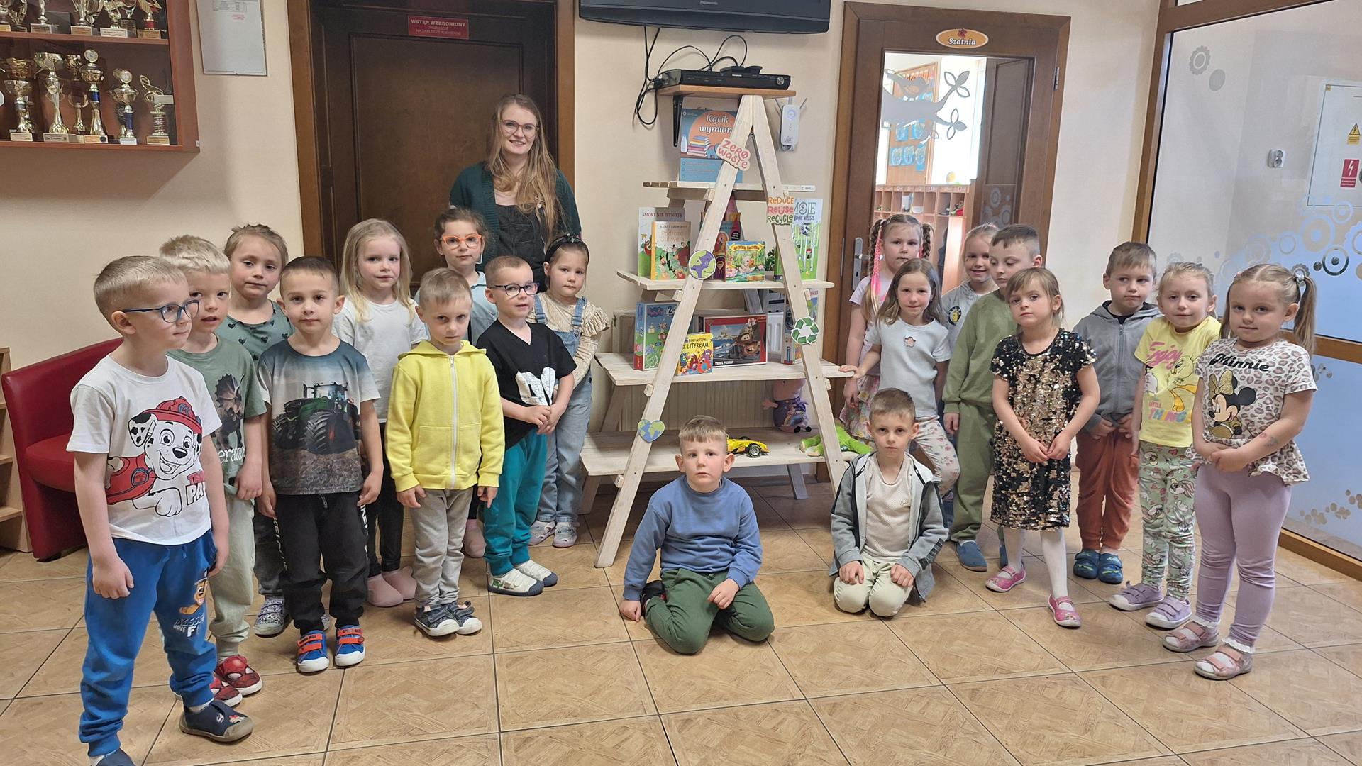 Dzieci przy kąciku wymiany- zdjęcie grupowe