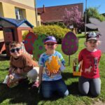 Dzieci-przy-swiatecznych-ozdobach