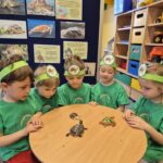 Dzieci przyglądają się Stefkowi