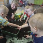 Dzieci-sadza-prymulki