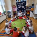 Dzieci słuchają bajki Bociek i okulary