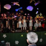 Dzieci śpiewają piosenkę finałową