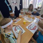 Dzieci-szczotkuja-zalaminowane-usmiechy-szczoteczkami-do-zebow