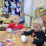 Dzieci-tworza-pisanki