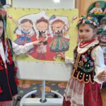 Dzieci ubrane w stroje krakowskie