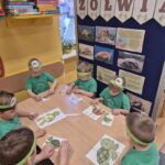 Dzieci układają puzzle