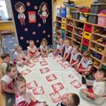 dzieci układają puzzle