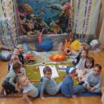 Dzieci uruchamiają swoje zmysly