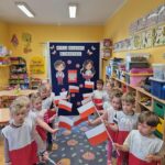 Dzieci z flaga Polski