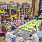 Dzieci-z-oddzialu-Biedronek-graja-w-gre-ekologiczna