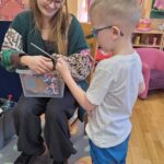 Dzieci z oddziału Biedronek podczas warsztatów edukacyjnych- kącik wymiany