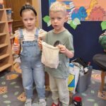 Dzieci z oddziału Biedronek podczas warsztatów edukacyjnych- kącik wymiany