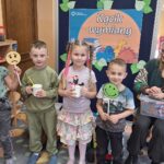 Dzieci z oddziału Biedronek podczas warsztatów edukacyjnych- kącik wymiany