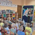 Dzieci z oddziału Biedronek podczas warsztatów edukacyjnych- kącik wymiany