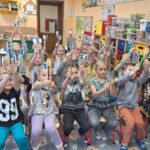 Dzieci z oddziału Biedronek podczas warsztatów edukacyjnych- kącik wymiany