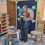 Dzieci z oddziału Biedronek podczas warsztatów edukacyjnych- kącik wymiany