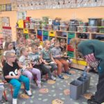 Dzieci z oddziału Biedronek podczas warsztatów edukacyjnych- kącik wymiany
