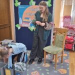 Dzieci z oddziału Biedronek podczas warsztatów edukacyjnych- kącik wymiany