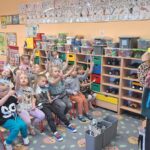 Dzieci z oddziału Biedronek podczas warsztatów edukacyjnych- kącik wymiany