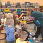 Dzieci z oddziału Biedronek podczas warsztatów edukacyjnych- kącik wymiany