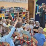 Dzieci z oddziału Biedronek podczas warsztatów edukacyjnych- kącik wymiany