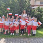 Dzieci z flaga Polski