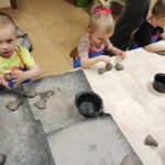 Dzieci z oddziału Żuczki formułują kulkę z gliny