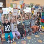 Dzieci z otrzymanymi książeczkami