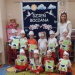 Dzieci z pracami plastycznymi Pan Bocian Wspaniały