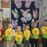 Dzieci-z-pracami-plastycznymi-kurka-wielkanocna