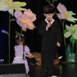 Dziecko-kret recytuje wiersz