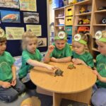 Dziewczynka dotyka żółwia