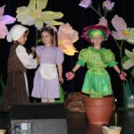 Dziewczynka kwiat, kobieta i calineczka