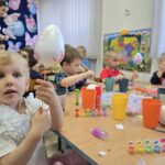 Dziewczynka-pokazuje-ozdobione-jajko