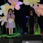 Dziewczynka śpiewa dla motylka