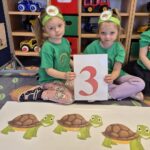 Dziewczynki dopasowały liczbę do żółwi