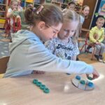 Dziewczynki grają w grę kółko-krzyżyk